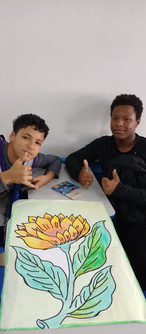 Jovens estudantes com pintura de girassol